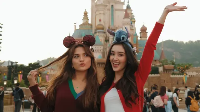 Gaya Playful Ranty Maria dan Marsha Aruan Saat Liburan ke Disneyland Hong Kong