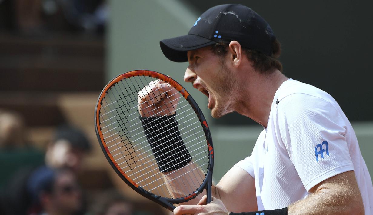 Petenis Inggris, Andy Murray, melakukan selebrasi usai mengalahkan petenis Slovakia, Martin Klizan pada pertandingan babak kedua Prancis Terbuka di Stadion Roland Garros, (01/06/2017). Murray menang dengan 6-7, 6-2, 6-2, 7-6. (AFP/Eric Feferberg)