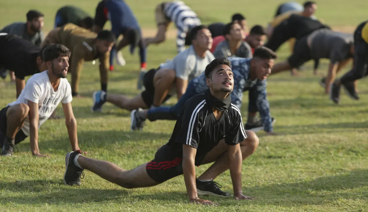Pemuda India yang ingin bergabung dengan pasukan pertahanan menjalani pelatihan fisik di desa Jhiri dekat perbatasan India Pakistan, pinggiran Jammu, India, Rabu (6/10/2021). Pelatihan ini dilaksanakan selama tiga bulan. (AP Photo/Channi Anand)