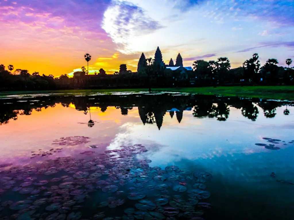 Angkor Wat, Kamboja. (ooaworld.com)