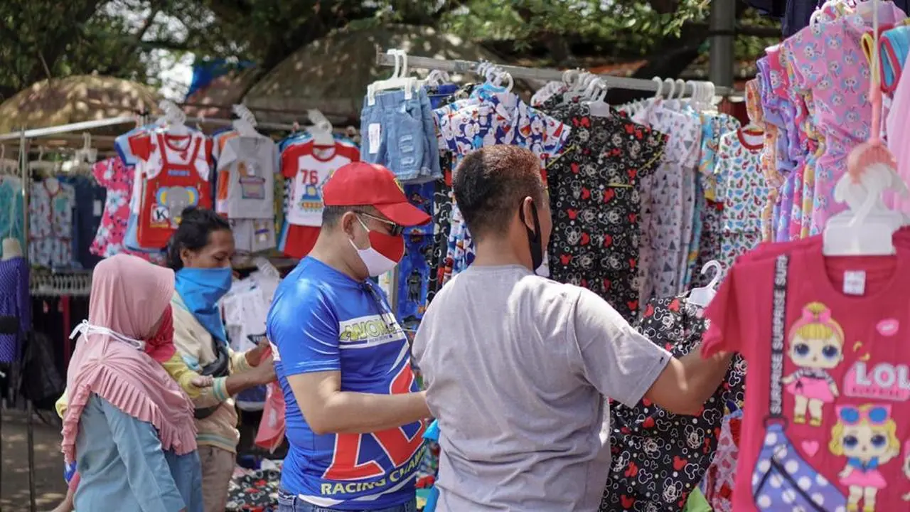 Bamsoet Ngobras Bareng Pedagang Pakaian Kaki Lima di Bogor
