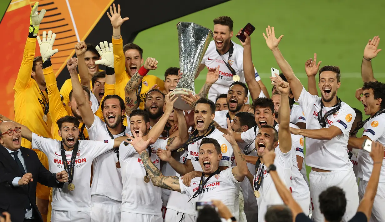 Pemain Sevilla merayakan gelar juara Liga Europa 2019/2020 di Stadion RheinEenergie, Sabtu (22/8/2020) dini hari WIB. Sevilla raih gelar juara Liga Europa 2019/2020 usai mengalahkan Inter Milan dengan skor 3-2. (AFP/Lars Baron/pool)