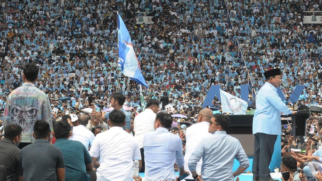 Calon Presiden dan wakil presiden nomor urut dua Prabowo Subianto-Gibran Rakabuming Raka hadir di tengah kerumunan massa pendukung yang datang pada Kampanye Akbar terakhir di Gelora Bung Karno (GBK), Jakarta, Sabtu (10/2/2024). Foto: merdeka.com / Imam B