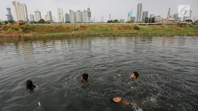 Musim Kemarau, Anak-Anak Berenang di Banjir Kanal Barat