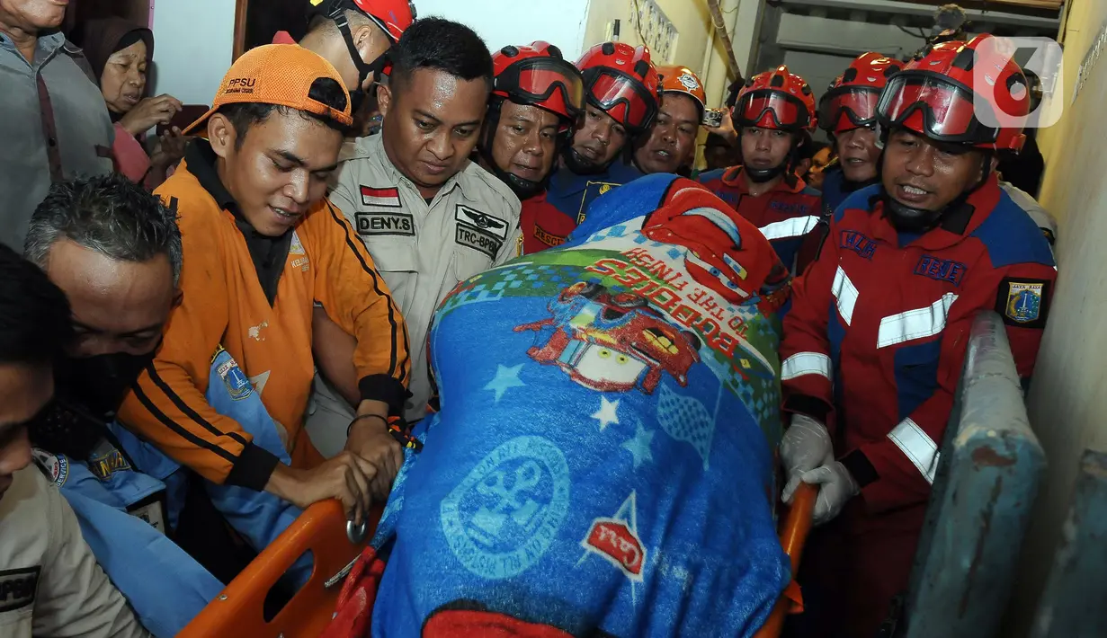 <p>Petugas gabungan melakukan evakuasi Ahmad Juwanto (19) yang memiliki kelebihan berat badan atau obesitas di Cipayung, Jakarta Timur, Kamis (6/7/2023). Pria berbobot 200 kilogram itu dibawa ke Rumah Sakit Adhyaksa untuk menjalani proses pemeriksaan. (merdeka.com/Imam Buhori)</p>