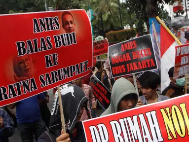Massa dari Pergerakan Pemuda Jakarta (PPJ) melakukan aksi unjuk rasa di depan Balaikota, Jakarta, Senin (5/11). PPJ mengkritik penataan pedagang kaki lima yang kembali semerawut. (Merdeka.com/Arie Basuki)