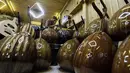 Seorang pekerja menyelesaikan pembuatan alat musik Oud di sebuah rumah produksi di Damaskus, Suriah (17/7). Oud adalah alat musik yang mirip gitar yang berasal dari Afrika Utara dan Timur Tengah. (AFP Photo/Louai Beshara)