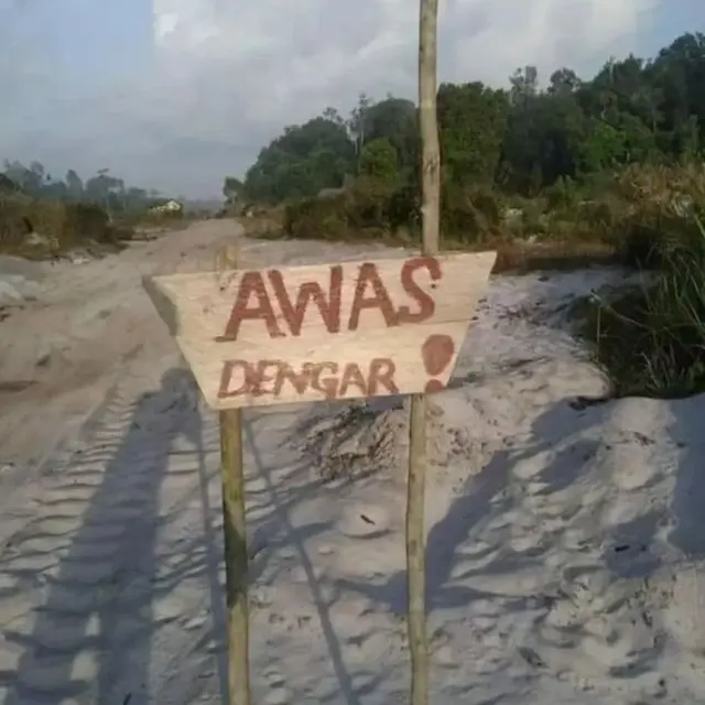 6 Potret Peringatan Nyeleneh di Tempat Bahaya Ini Bikin Bingung