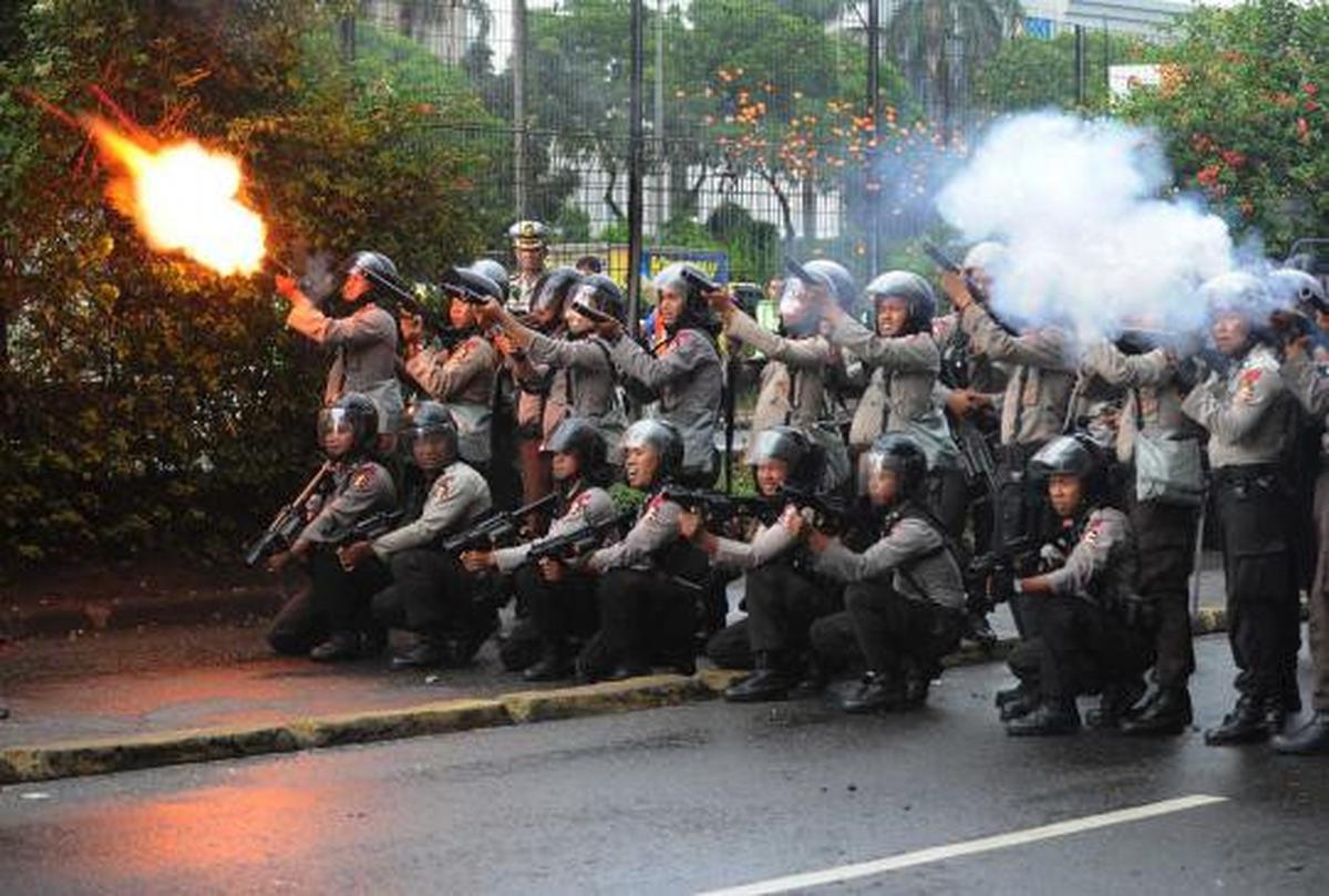 Bentrok demonstran vs polisi di DPR
