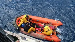 Kapal patroli ikan Prancis, FPV Osiris berhasil menyelamatkan pelaut India yang cedera, Abhilash Tomy di Samudera Hindia, Selasa (25/9). Abhilash mengalami cedera setelah perahunya rusak berat dihantam badai. (HO/AUSTRALIAN MARITIME SAFETY AUTHORITY/AFP)