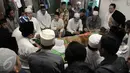 Keluarga dan kerabat almarhum mantan Imam Besar Masjid Istiqlal, Ali Mustafa Yaqub mengadakan pengajian di rumah duka di Pisangan Barat, Ciputat, Tangsel, Kamis (28/4). Ali Mustafa Yaqub wafat di usia 64 tahun karena sakit. (Liputan6.com/Helmi Afandi)