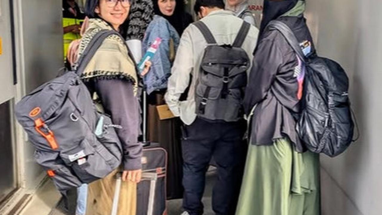 Potret Zaskia Adya Mecca Bareng Sederet Artis Indonesia Lakukan Aksi Solidaritas Jalan Kaki 50 KM Demi Gaza