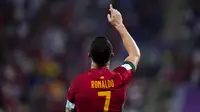 Penyerang Portugal Cristiano Ronaldo berselebrasi setelah mencetak gol dari titik penalti ke gawang Ghana pada duel grup H Piala Dunia 2022 di stadion 974, Kamis (24/11/2022). Ronaldo mencetak gol di Piala Dunia 2006, 2010, 2014, dan 2018. (AP Photo/Manu Fernandez)