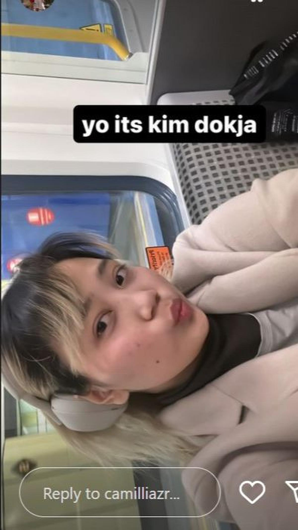 Pose pertama bergaya bibir manyun.