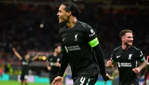 Virgil van Dijk membalik kedudukan pada menit ke-41. Liverpool unggul 2-1. (PIERO CRUCIATTI/AFP)