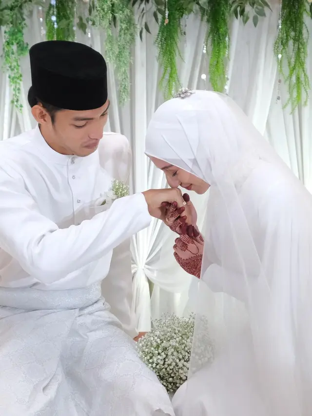Farali Khan mencium tangan Muhammad Assyaqireen (Foto: Instagram miller_khan)