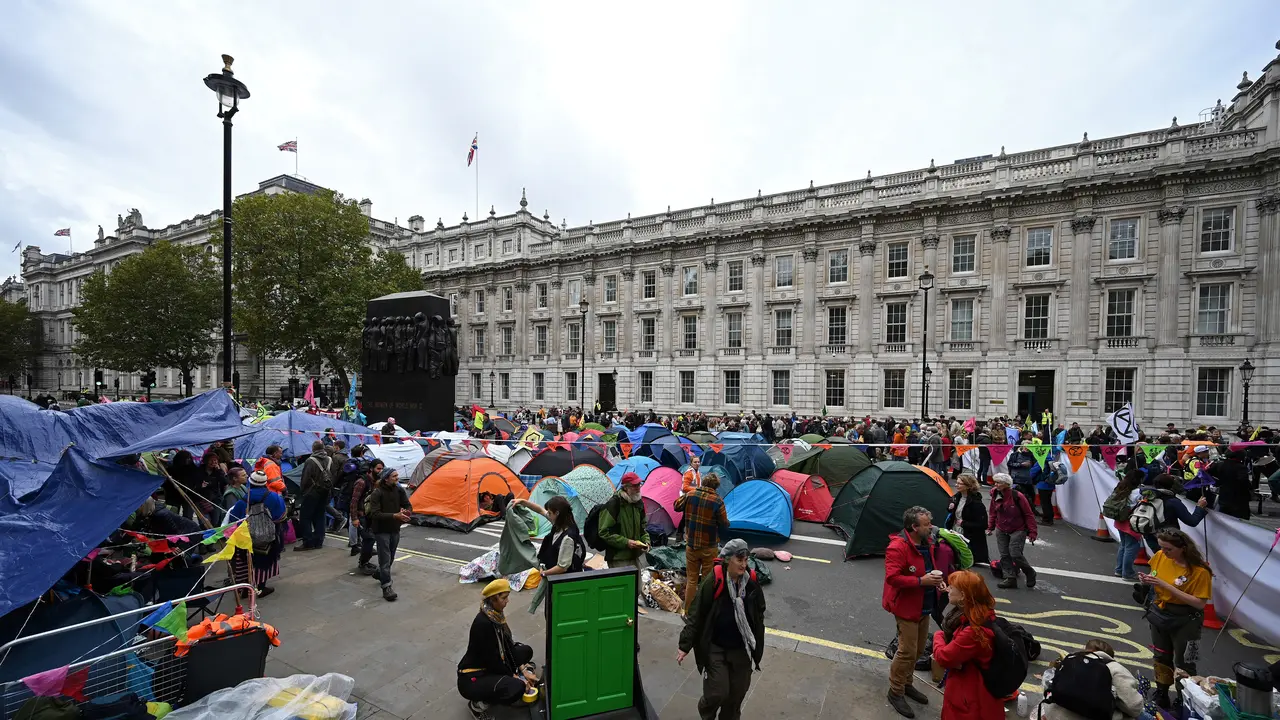 Aktivis Iklim Bangun Kemah di Jalanan London