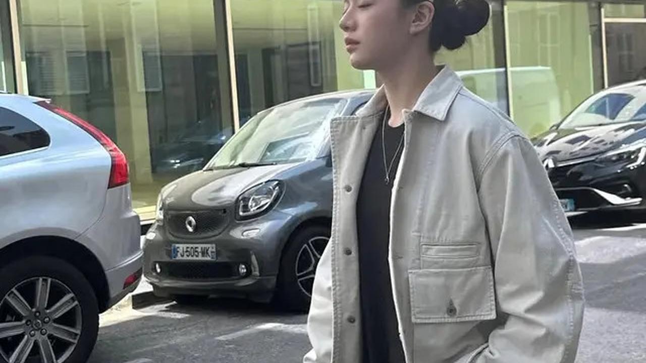 6 Ide Padu Padan Outfit Nongkrong ala Go Yoon Jung, Tampil Kece di Kafe