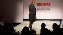 Seorang model difabel berpose di atas catwalk mengenakan koleksi The Runway of Dreams selama peragaan busana di New York, Rabu (5/8). Pagelaran itu menampilkan kaum difabel menggunakan pakaian yang disesuaikan dengan kondisi mereka. (AP/Kevin Hagen)