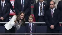 Pangeran George nonton Piala Euro 2020. (AP Photo/Frank Augstein, Pool)