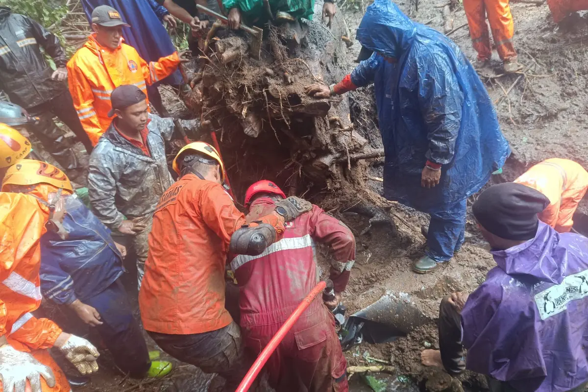 Tim SAR gabungan mengevakuasi korban longsor dari dalam mobil pikap. (Foto: Liputan6.com/Dian Kurniawan)