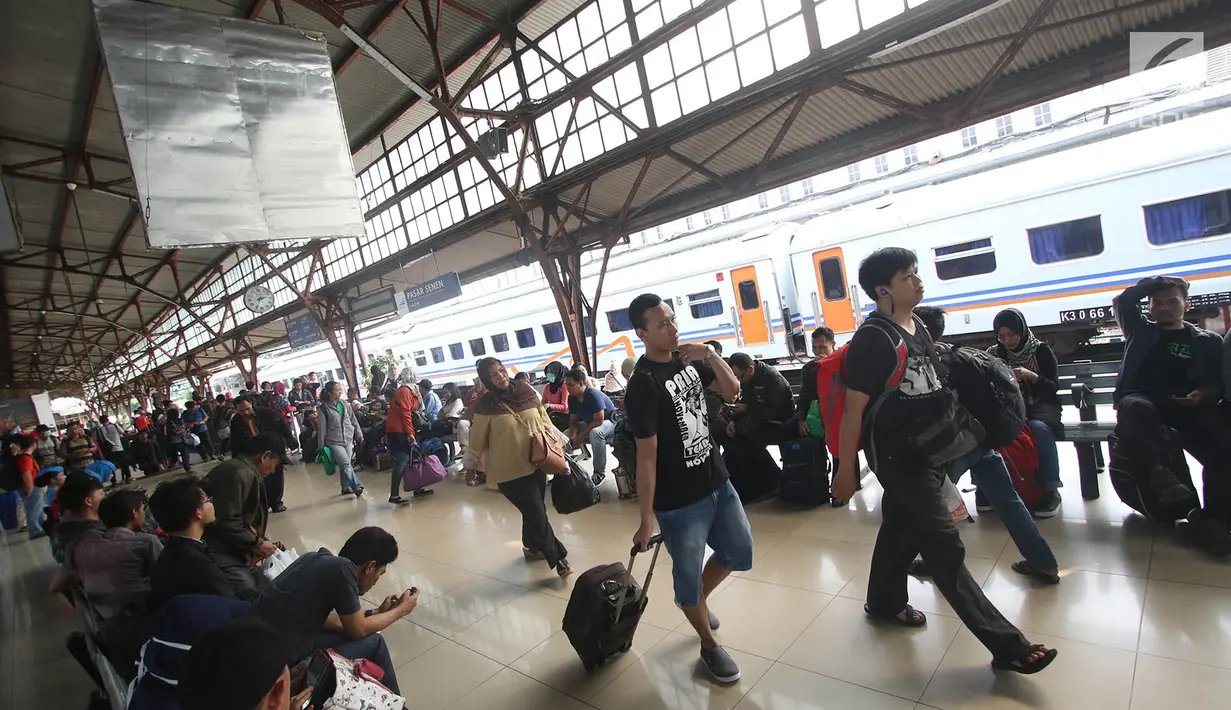 Suasana Stasiun Pasar Senen, Jakarta, Kamis (31/8). Kepala Stasiun Pasar Senen, Dedi Kristanto, mengatakan telah memberangkatkan 19.300 penumpang melalui 24 kereta api reguler dan dua kereta api tambahan. (Liputan6.com/Immanuel Antonius)