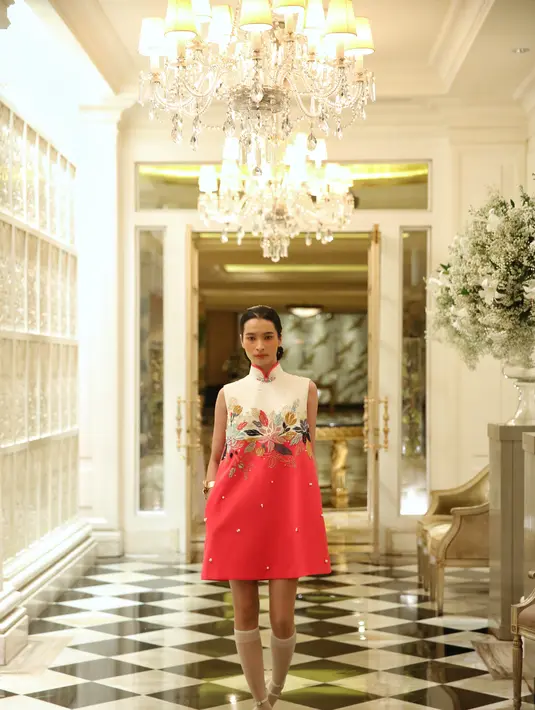 Jenis bordir dibuat variatif antara bordir patchwork, bordir penuh, dan bordir outline yang mengelilingi kelopak bunga berhiaskan mote-mote kecil yang halus. [Foto: Document FIMELA/Adrian Putra]