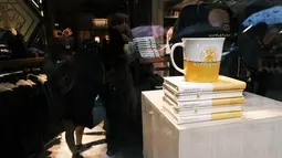 Merchandise Harry Potter dipajang di jendela toko ritel Harry Potter yang baru dibuka di New York City, Kamis (3/6/2021). Toko ini memiliki tiga lantai dan berdiri di atas area seluas 20 ribu kaki persegi. (Spencer Platt/Getty Images/AFP)
