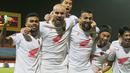 Para pemain PSM Makassar merayakan gol yang dicetak Wiljan Pluim ke gawang Madura United dalam laga pekan ke-32 BRI Liga 1 2022/2023, Jumat (31/3/2023) malam WIB. (Bola.com/Wahyu Pratama)
