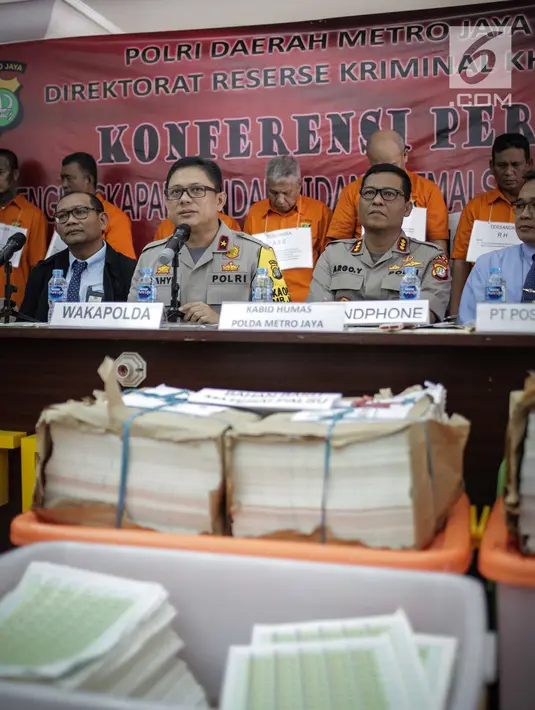 Wakapolda Metro Jaya Brigjen Pol Wahyu Hadiningrat (tengah) memberi keterangan terkait kasus tindak pidana pemalsuan materai dan pencucian uang saat rilis di Polda Metro Jaya, Jakarta, Rabu (20/3). (Liputan6.com/Faizal Fanani)