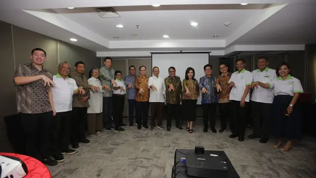 Managing Director Sinar Mas Ferry Salman menandatangani nota kesepahaman Mitra Usaha Konservasi Green Mangrove. (Dok Sinar Mas)