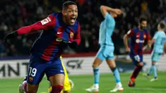 Pemain Barcelona Vitor Roque (kiri) melakukan selebrasi setelah mencetak gol ke gawang Osasuna saat pertandingan sepak bola La Liga Spanyol melawan Osasuna di Stadion Olimpic Lluis Companys di Barcelona, Spanyol, Rabu, 31 Januari 2024. (AP Photo/Joan Monfort)