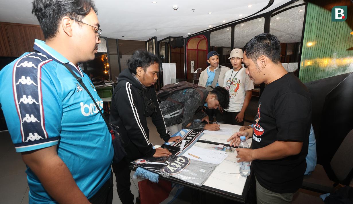 <p>Sejumlah pengunjung melakukan registrasi Roaring Night Manchester City vs Manchester United di Babahramu Dine &amp; Bar, Episode Hotel, Gading Serpong, Tangerang, Minggu (3/3/2024). (Bola.com/M Iqbal Ichsan)</p>