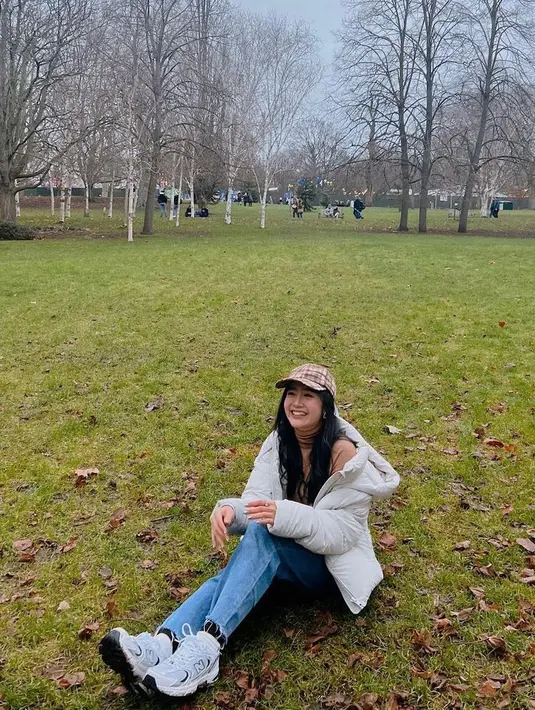 Febby Rastanty tampil chic bergaya gorpcore yang menjadi tren fashion 2023.