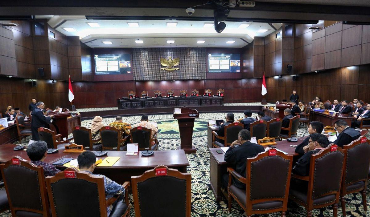 Oleh sebab itu, kata Ari, Pilpres 2024 mesti diulang. Supaya tidak membahayakan konstitusi di masa yang akan datang.<br>
