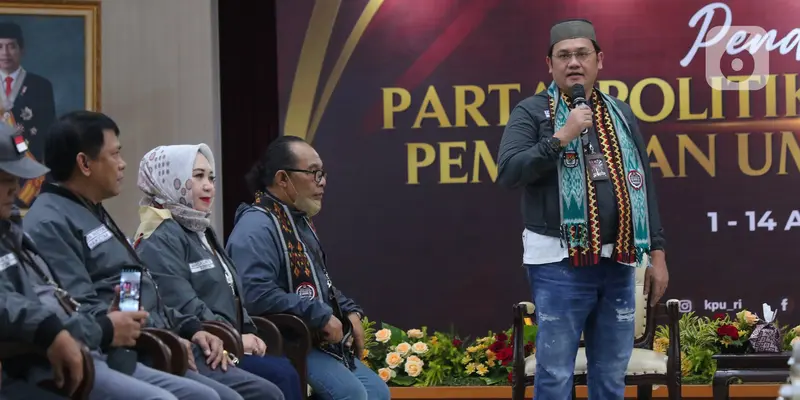 Gaya Farhat Abbas saat Daftarkan Partai Pandai Jadi Peserta Pemilu ke KPU RI