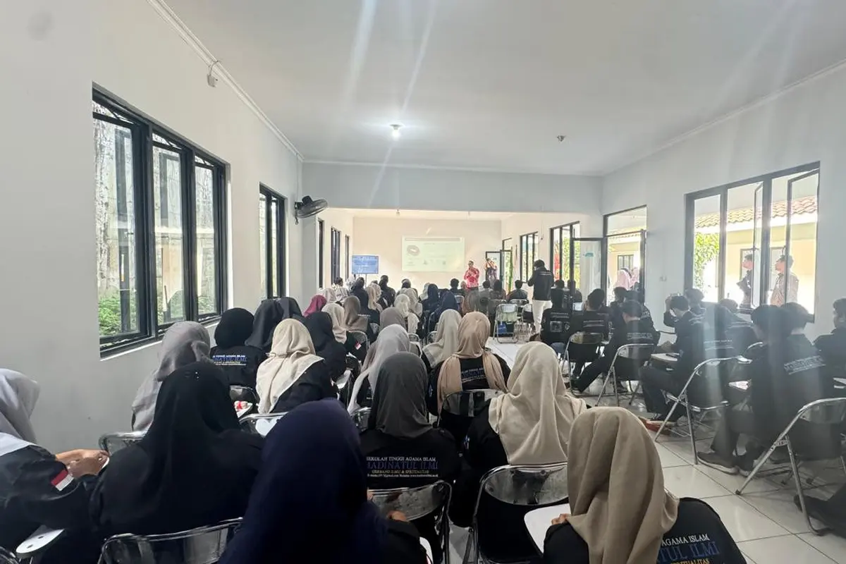 BRI Insurance memberikan edukasi pengelolaan risiko dan bantuan sarana pendidikan guna mendukung kualitas pembelajaran mahasiswa di Depok. (Dok BRI)