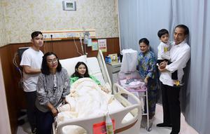 Presiden Jokowi menjenguk cucu ketiganya, La Lembah Manah, di RS PKU Muhammadiyah. (Biro Pers Kepresidenan)