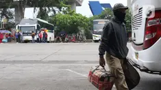 Calon pemudik saat berada di area Terminal Kampung Rambutan Jakarta, Senin (30/3/2020). Pemerintah sedang menyiapkan peraturan terkait mudik lebaran 2020 untuk mengurangi mobilitas penduduk dalam upaya pencegahan penyebaran virus Corona COVID-19. (Liputan6.com/Helmi Fithriansyah)
