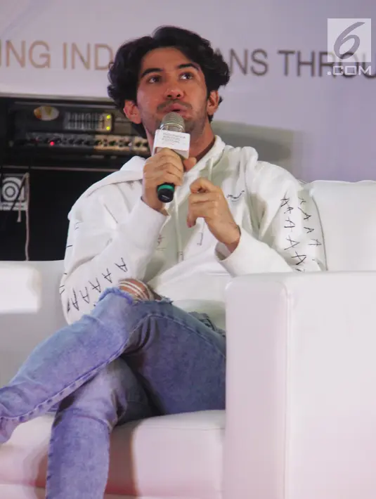 Reza Rahadian menjadi pembicara di talkshow bertajuk ‘Ngobrolin Produksi Film Indonesia’ selama IWF 2019 di UMN, Tangerang (7/9/2019). Dalam menerima sebuah projek film, Reza selalu ingin mengambil cerita yang menarik dan memanusiakan tokoh yang ia perankan. (Liputan6.com/Marsa Aulia)