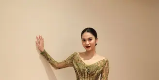 Azizah Salsha tampil simple dengan kebaya kurung v-neck dan rok slit tenun. [@azizahsalsha_].