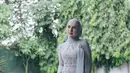 Hijab lilit juga dikenakan Irish Bella saat mengenakan kebaya kurung asimetris abu-abu. Aksen selendang di bahu kiri bikin tambah elegan [@_irishbella_]