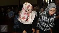 Mantan Gubernur Banten Ratu Atut Chosiyah meningglakan ruangan usai menjalani sidang perdana di Pengadilan Tipikor, Jakarta, Rabu (8/3). (Liputan6.com/Helmi Afandi)