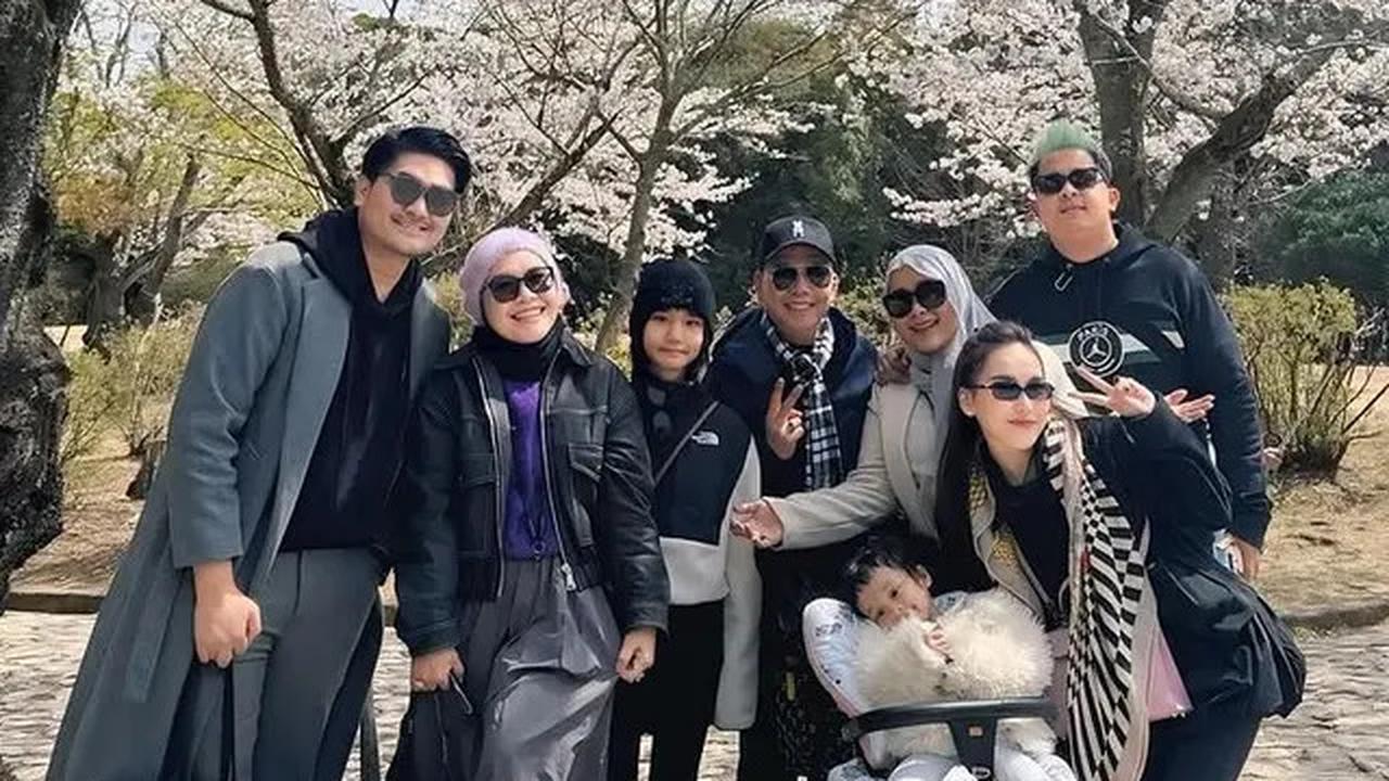 7 Potret Ayu Ting Ting Berburu Sakura di Jepang, Ajak Keluarga Besar
