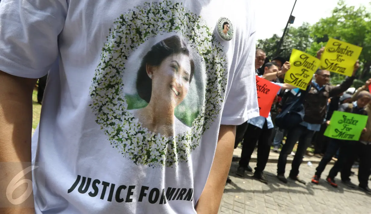 Pendukung Mirna mengenakan kaos bertuliskan 'Justice for Mirna' jelang sidang vonis di PN Jakarta Pusat, Kamis (27/10). Para pendukung Mirna berharap terdakwa Jesicca Wongso divonis mati. (Liputan6.com/Helmi Afandi)