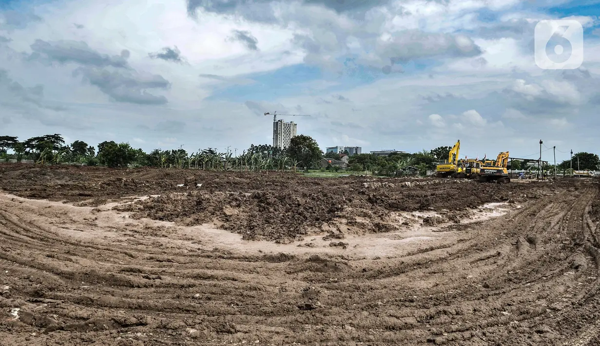 Tumpukan lumpur menjadi pemandangan umum di TPU Rorotan, Jakarta, Senin (1/2/2021). 
 Seperti diketahui, untuj tahap awal TPU Rorotan akan digunakan sekitar 8.000 meter persegi dengan kapasitas 1.500 petak makam. (merdeka.com/Iqbal S. Nugroho)