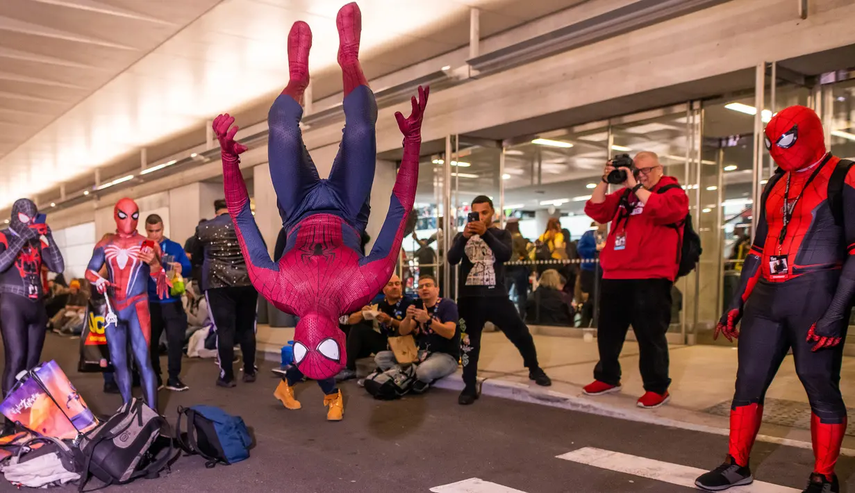 Seorang cosplayer berkostum Spider-Man melakukan backflip atau salto saat menghadiri New York Comic Con 2019 di Jacob K. Javits Convention Center, Kamis (3/10/2019). Comic Con menjadi salah satu gelaran acara yang paling dinanti para pecinta komik maupun film. (Charles Sykes/Invision/AP)