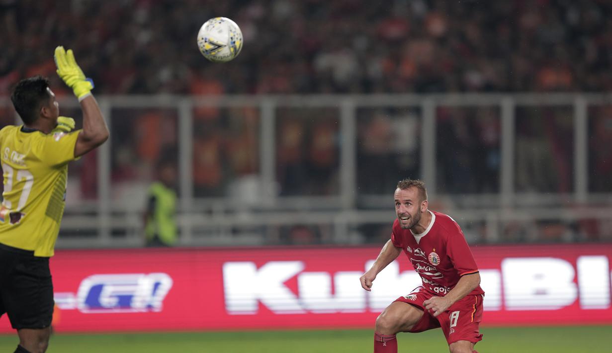 Gelandang Persija Jakarta, Joan Tomas, berusaha mencetak gol ke gawang Persipura Jayapura pada laga Shopee Liga 1 di Stadion Utama Gelora Bung Karno, Senayan, Jakarta, Kamis (28/11). Persija menang 1-0 atas Persipura. (Bola.com/Yoppy Renato)