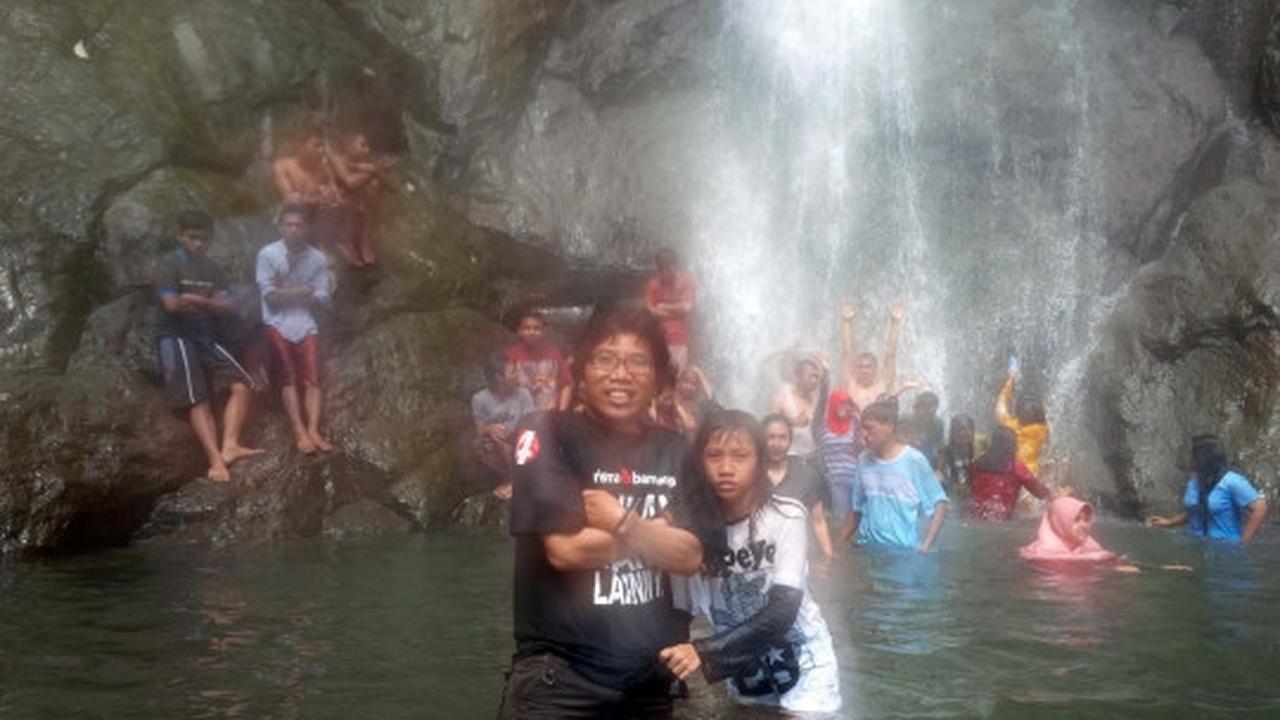 Keceriaan wisatawan mandi di bawah Air Terjun Sedudo sebelum longsor