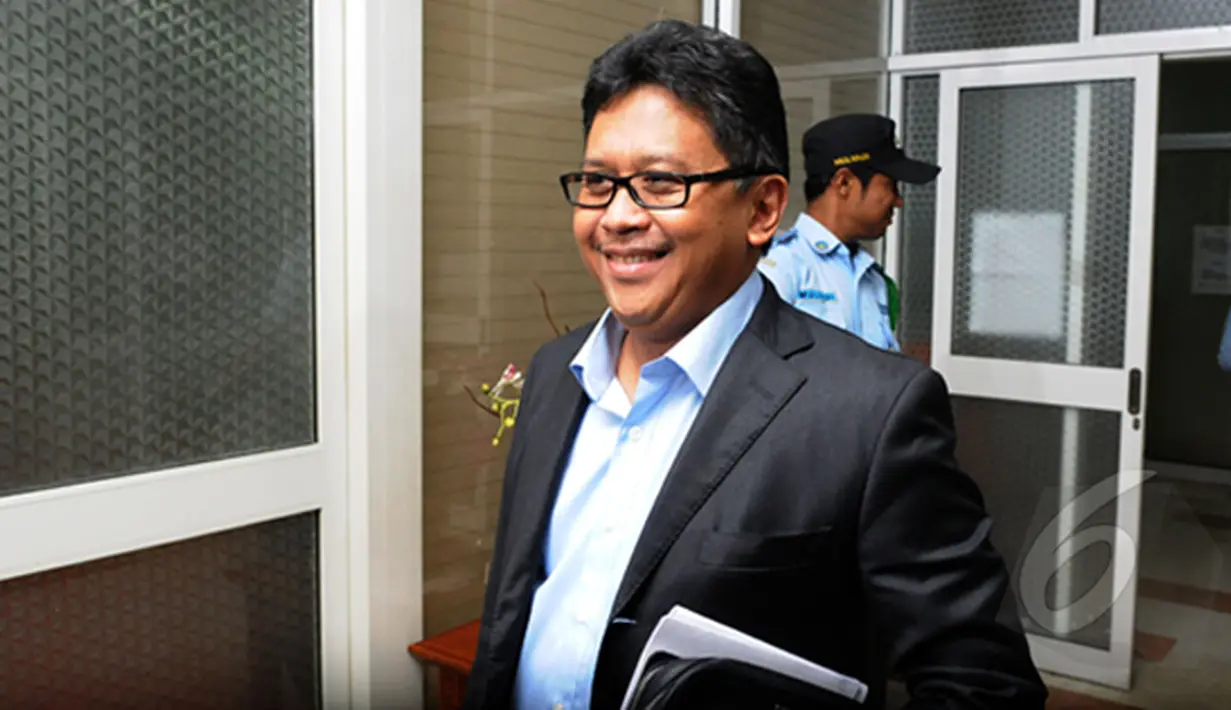 Hasto Kristiyanto saat tiba di Komplek Parlemen, Senayan, Jakarta, Rabu (04/02/2015). Rapat membahas terkait pertemuan Abraham Samad dengan sejumlah petinggi PDIP menjelang Pilpres 2014. (Liputan6.com/Andrian M Tunay)